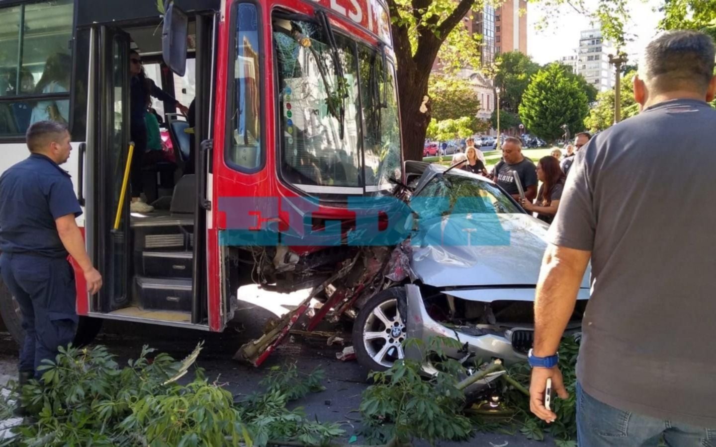 Susto y una bebé herida en el centro de La Plata: micro chocó y arrastró media cuadra a un auto de alta gama
