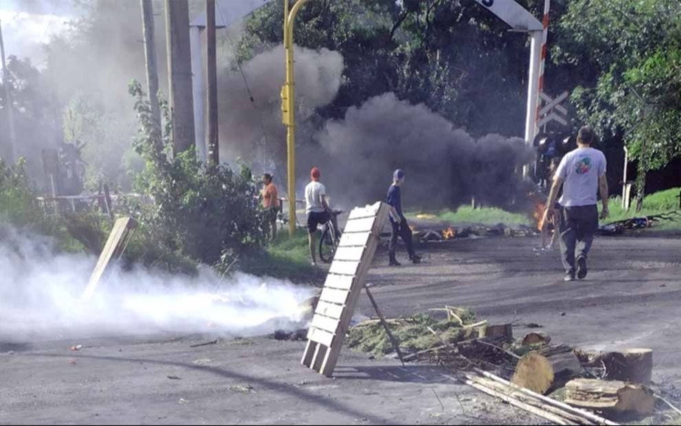 Protesta en Vicente Casares: bloquearon ruta y vías tras dos días sin electricidad