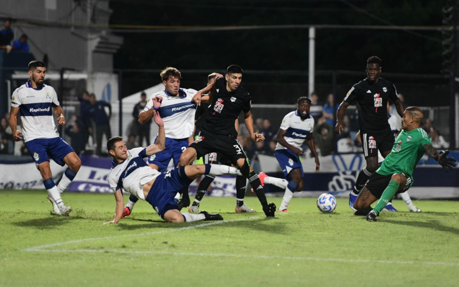 Gimnasia vs Riestra.- El Lobo, con más empuje que juego, logró empatar 1 a 1 con el Malevo