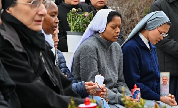 El Papa Francisco supera la neumonía: su salud mejora y el pronóstico es positivo