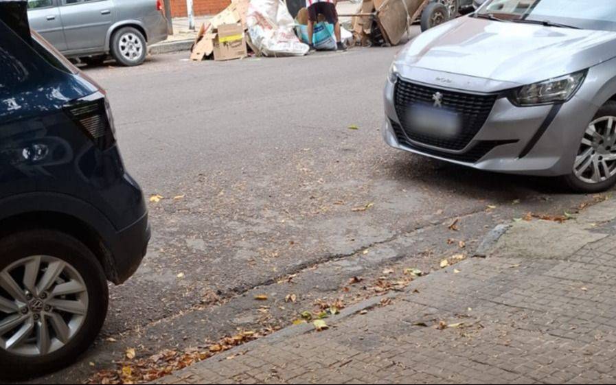 Estacioná donde quieras en La Plata: le taparon el garaje a un frentista que no puede salir de su casa