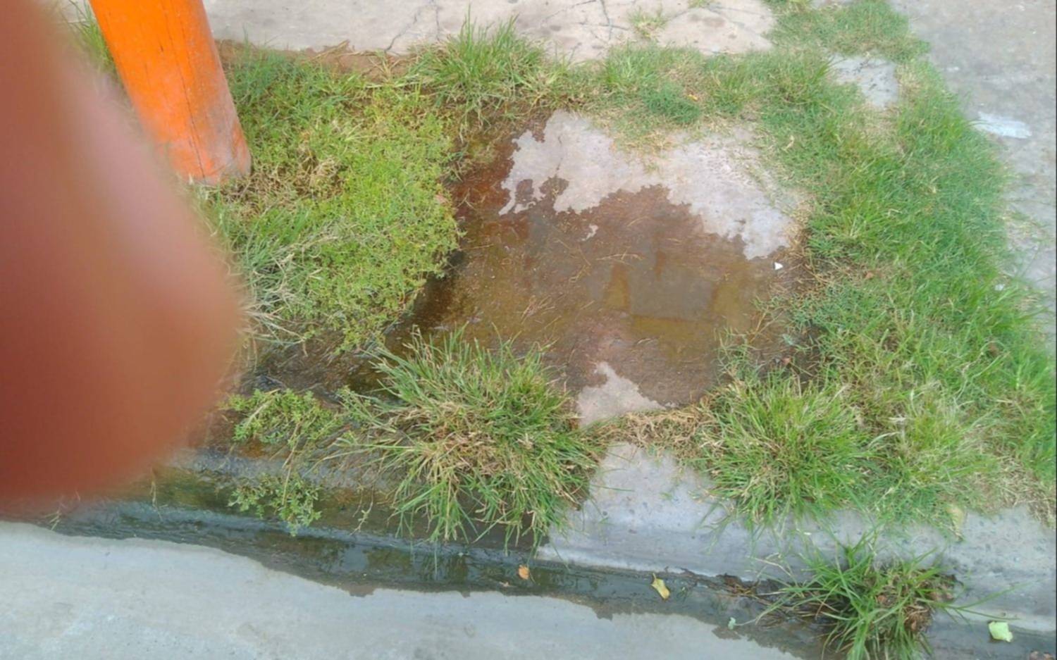 Una pérdida de agua en 12 y 80 que lleva meses y no tiene solución
