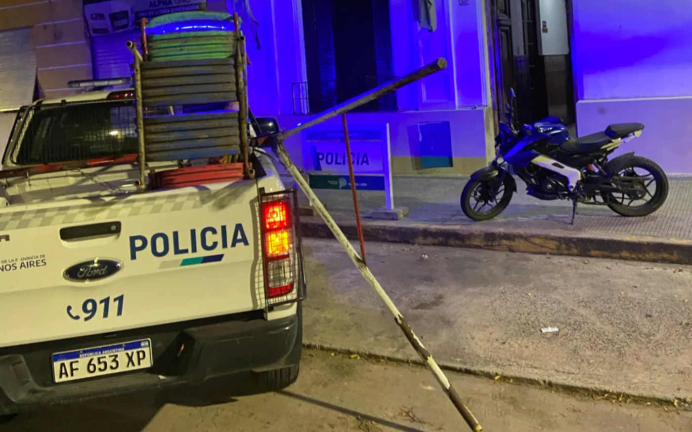 De no creer: robó una hamaca de plaza en La Plata y cayó mientras se la llevaba a su casa