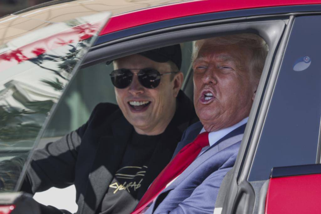 El mandatario comprará un Tesla, en apoyo a Musk