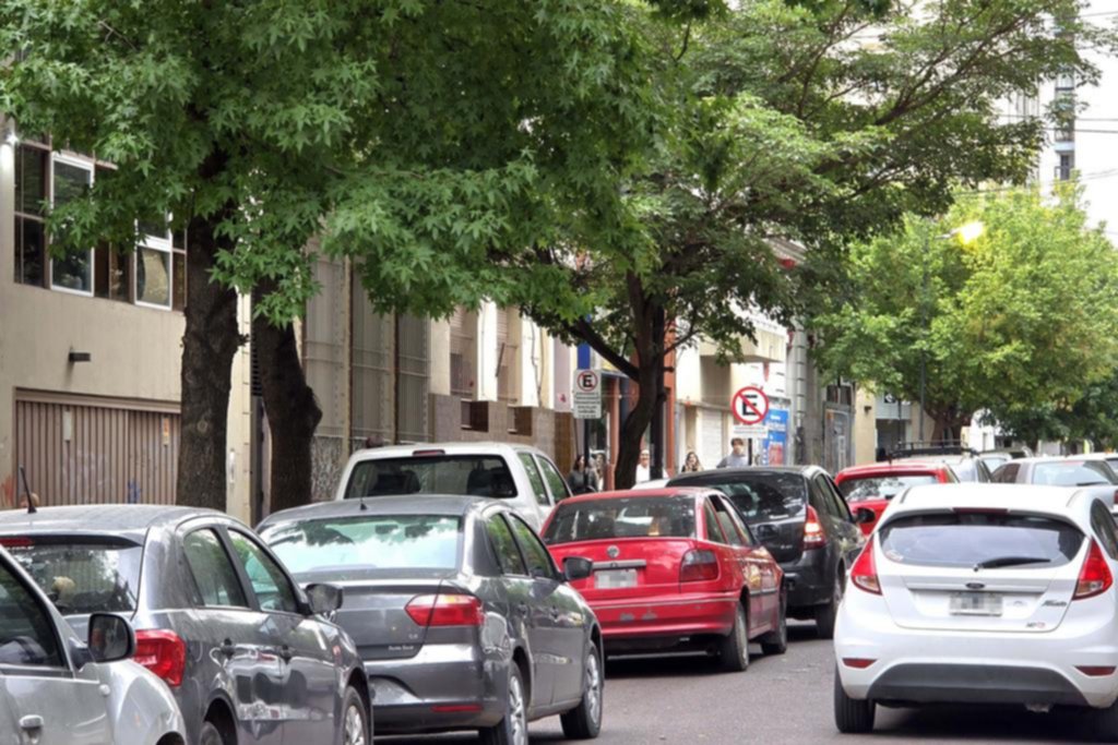 Regreso a clases con caos vial: la doble fila se hace regla en La Plata