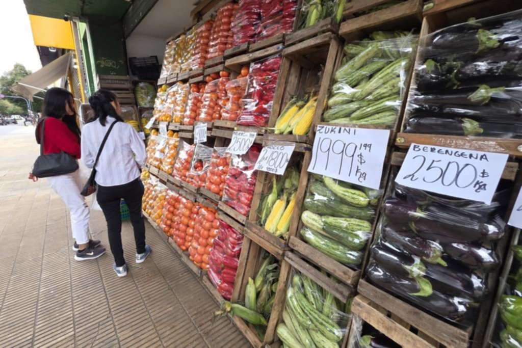 Uva, durazno y melón: no se van aún y dicen que están a buen precio