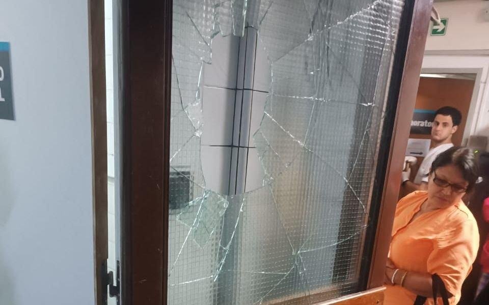 Arrojó un matafuego al vidrio de la puerta en la Guardia del Rossi