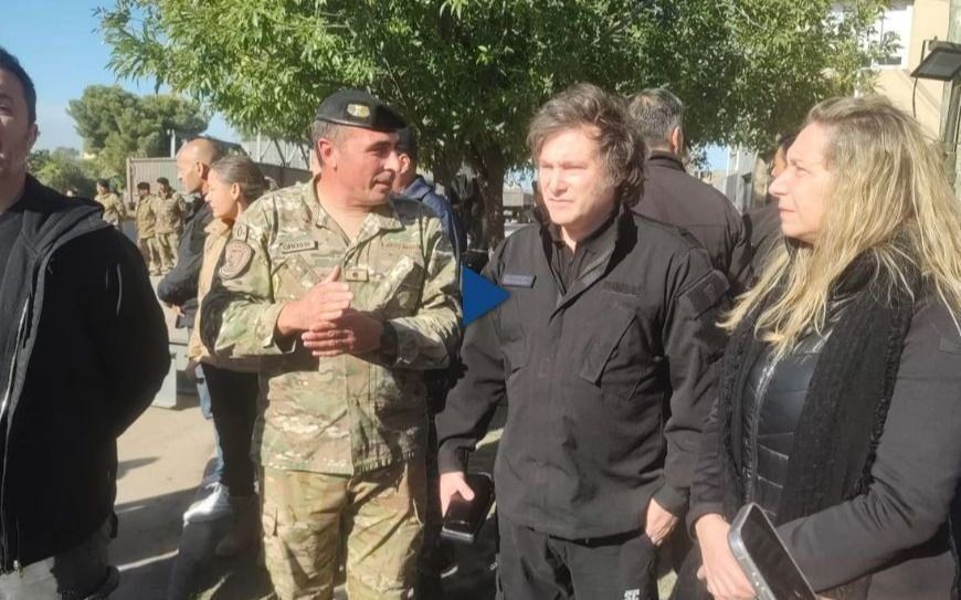 El presidente Milei recorrió Bahía Blanca para monitorear la ayuda a las víctimas de la inundación