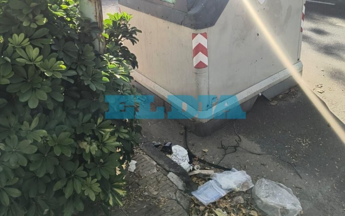 Denuncian que los contenedores de la AV. 60 no dan abasto y la basura queda sobre la calle
