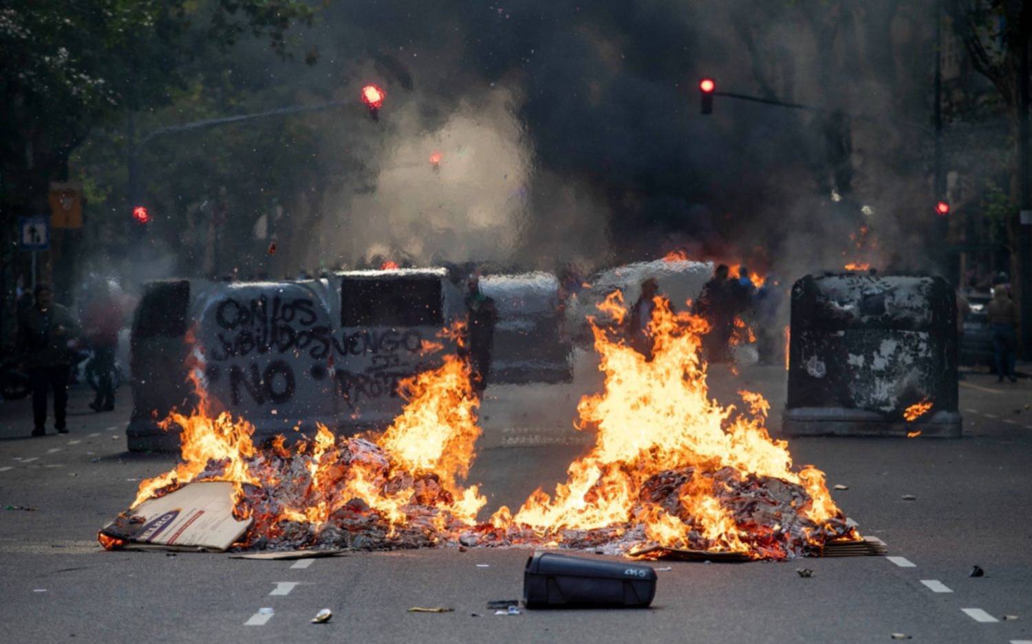 Más de 150 detenidos tras los graves incidentes y destrozos en los enfrentamientos frente al Congreso