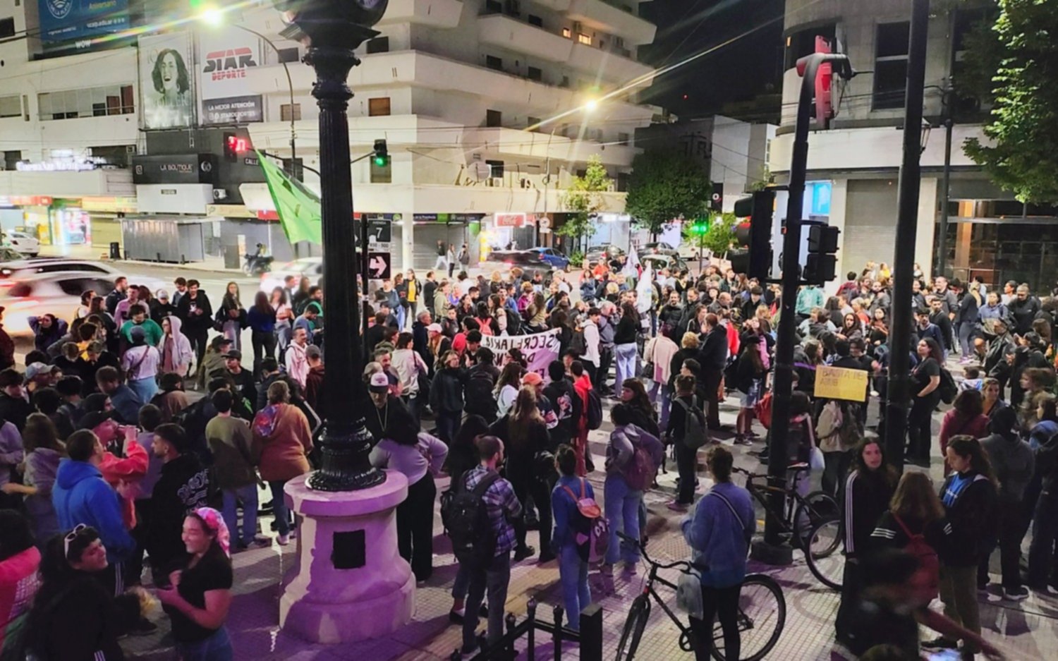 La Plata: cacerolazo y corte de calle en 7 y 50 tras los incidentes en el Congreso