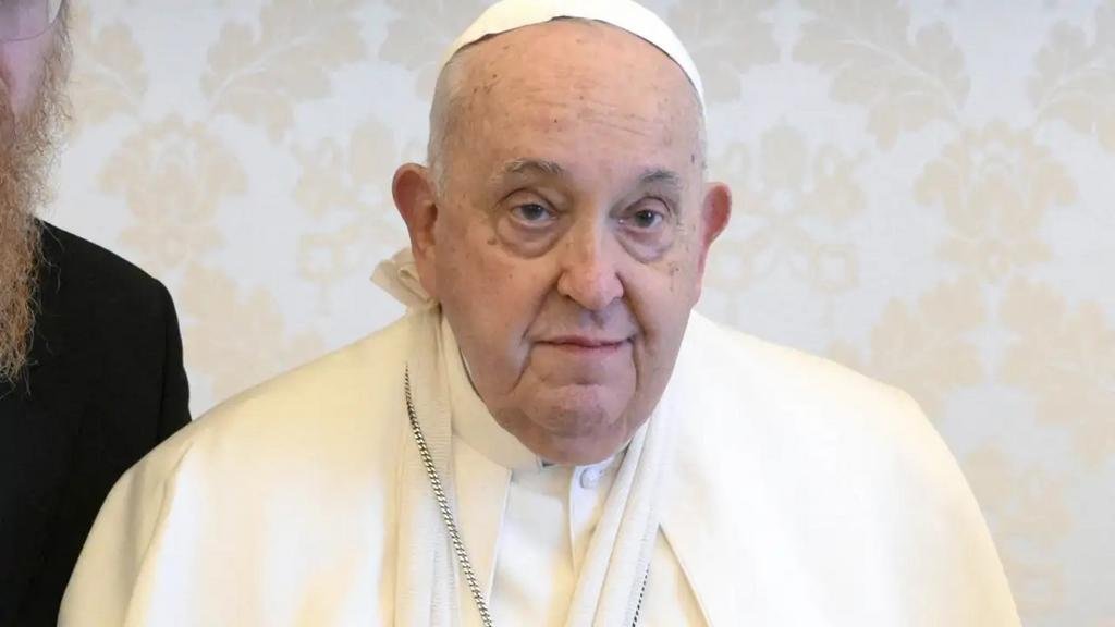 Francisco cumple 12 años de papado mientras mejora de la neumonía