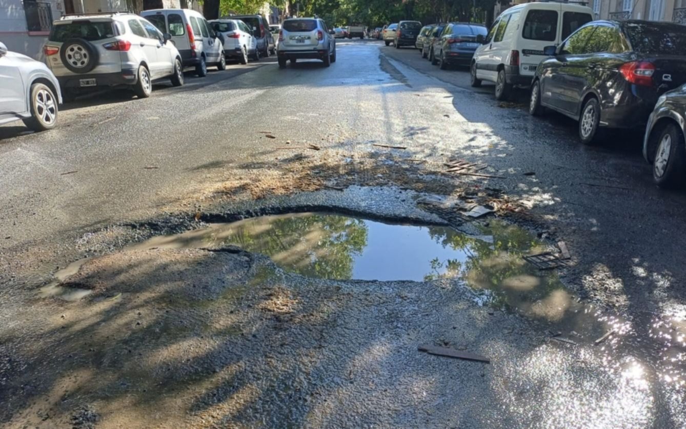 Un "cráter rompeautos" en pleno centro de La Plata
