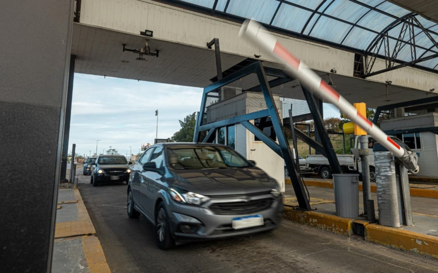 Más control y multas para los que evadan los peajes o rompan las barreras en la Autopista