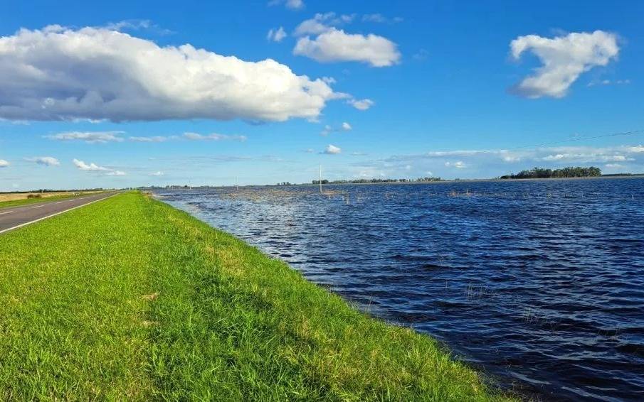 El arroyo Vallimanca sigue creciendo y complica a los campos en Bolívar