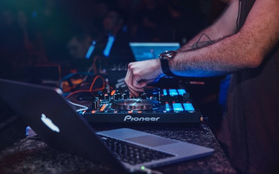 Denuncian a un DJ de La Plata por suministro de drogas con fines sexuales