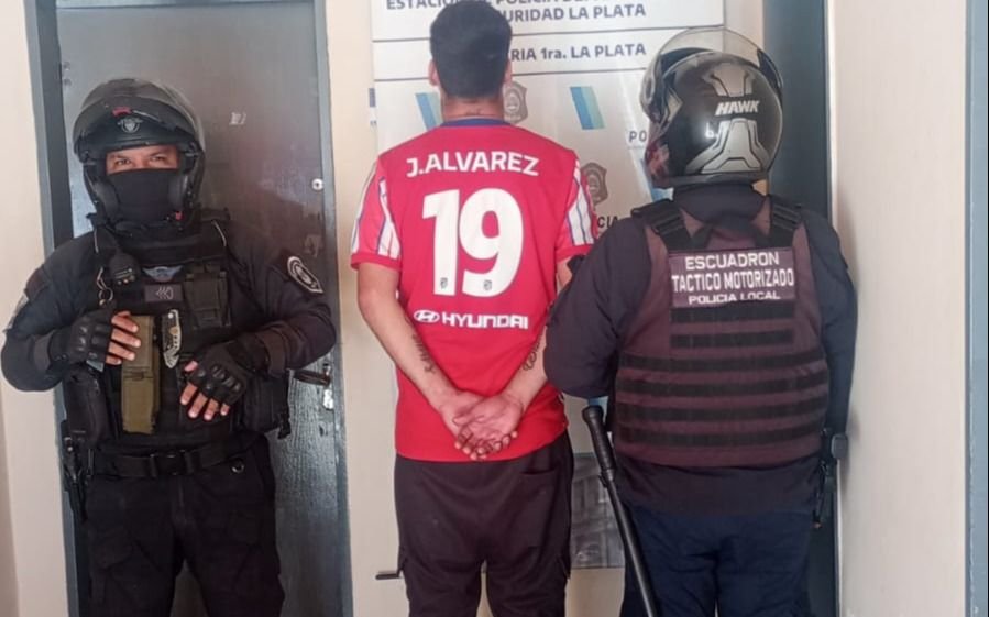 "¿Por errar el penal? No, por robar": lo atraparon en pleno centro de La Plata con pedido de captura
