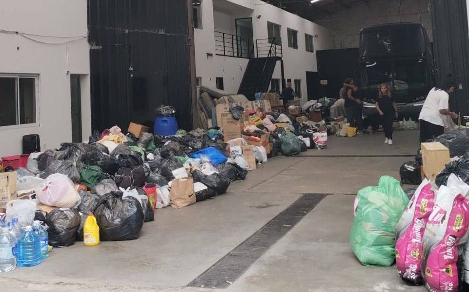 Entre aplausos, emoción y agradecimiento: así llegaron las donaciones de La Plata a Bahía Blanca