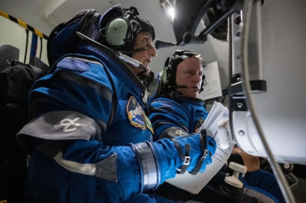 Se alarga la odisea de los astronautas varados