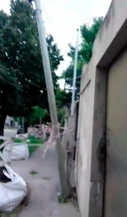 En 22 entre 34 y 35, un poste a punto de caer, atado con una cinta