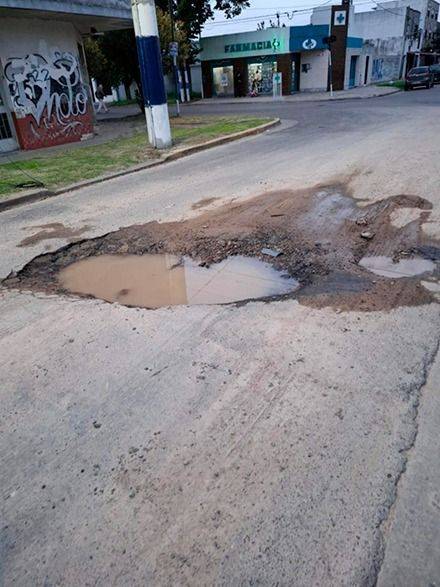 El pozo es casi tan grande como la calle y genera riesgos en 77 y 13