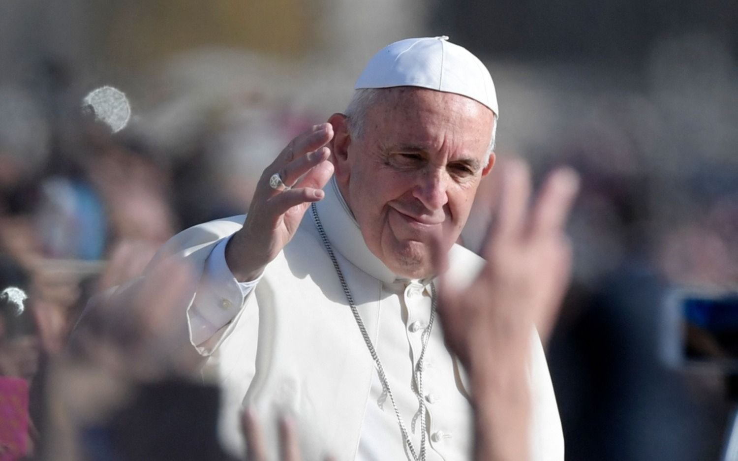 A un mes de su internación, el Papa Francisco continúa "estable" y aseguran que la recuperación "será larga"