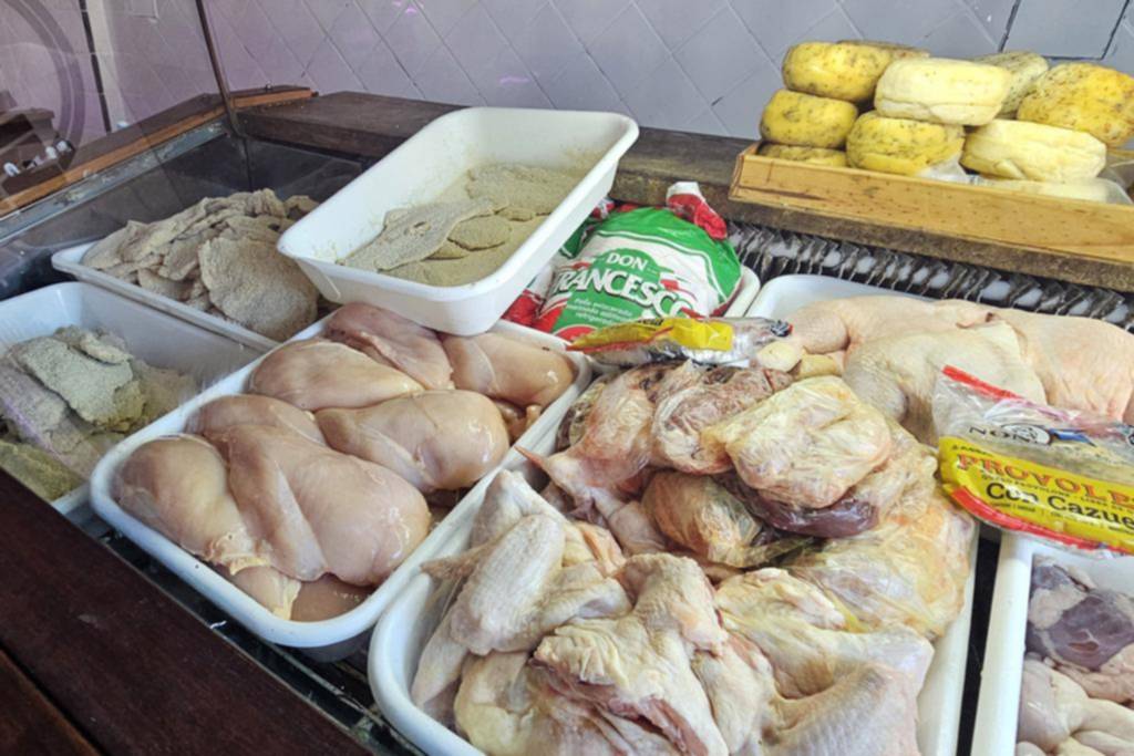 Cada vez menos opciones en La Plata: el pollo se acerca a la carne en el precio