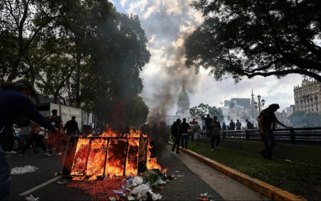Carrió defendió el DNU para el acuerdo con el FMI y le apuntó al kirchnerismo por los incidentes
