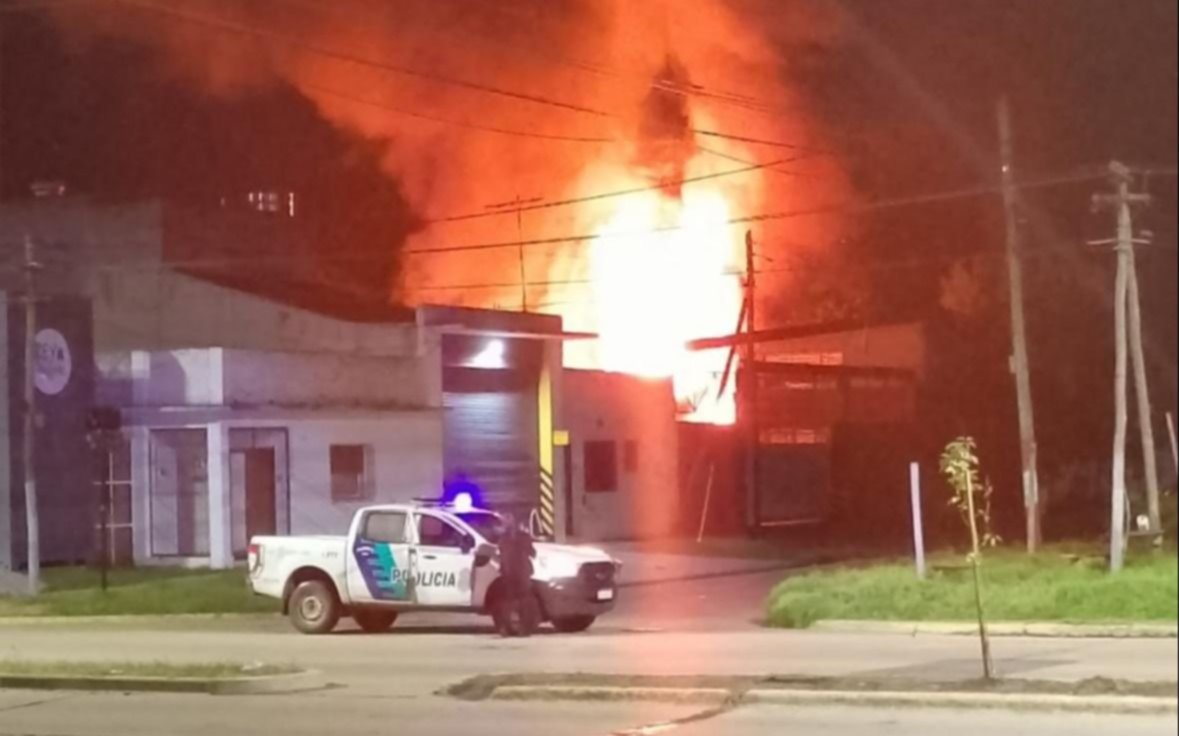 Impresionante incendio en plena madrugada en San Carlos