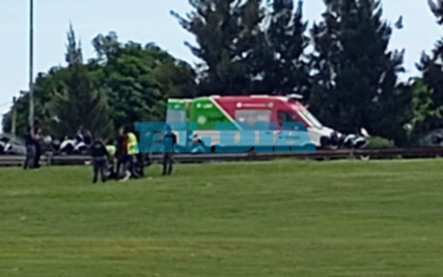Otro choque en La Plata complica el tránsito en el Distribuidor: un motociclista salió volando y terminó en el pasto