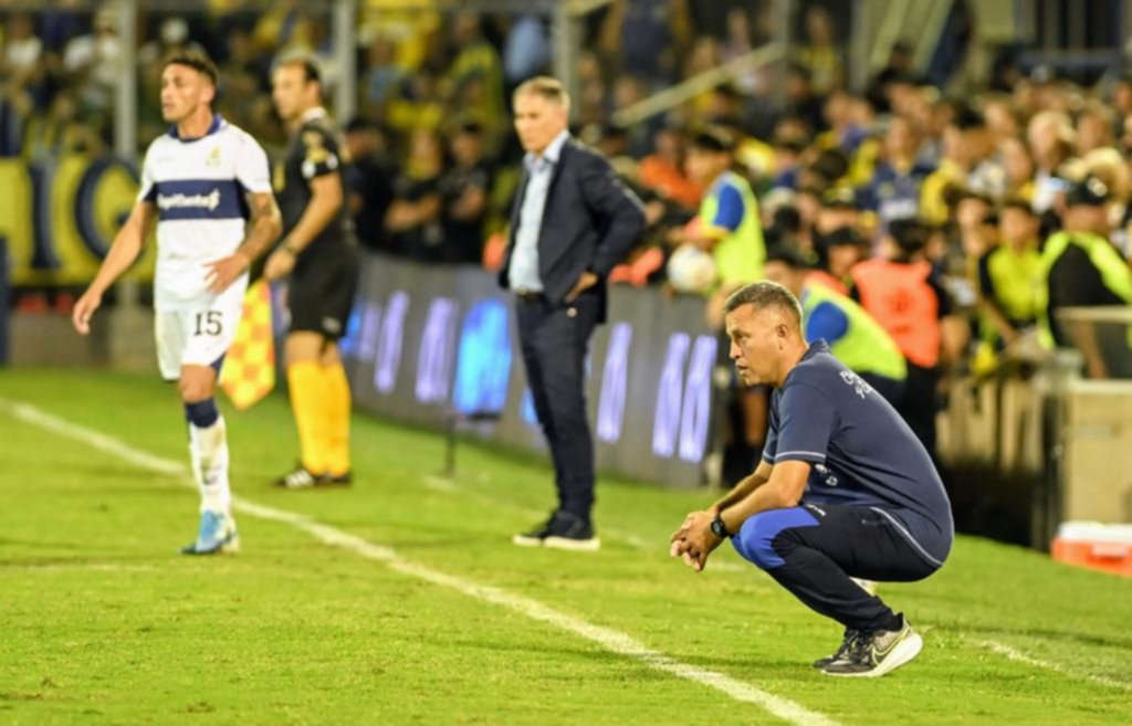 Flores, tajante: “Vi la jugada diez veces y para mí no fue penal”