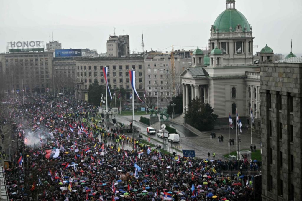 Serbia, al revés de Argentina: barras pero desde el Gobierno