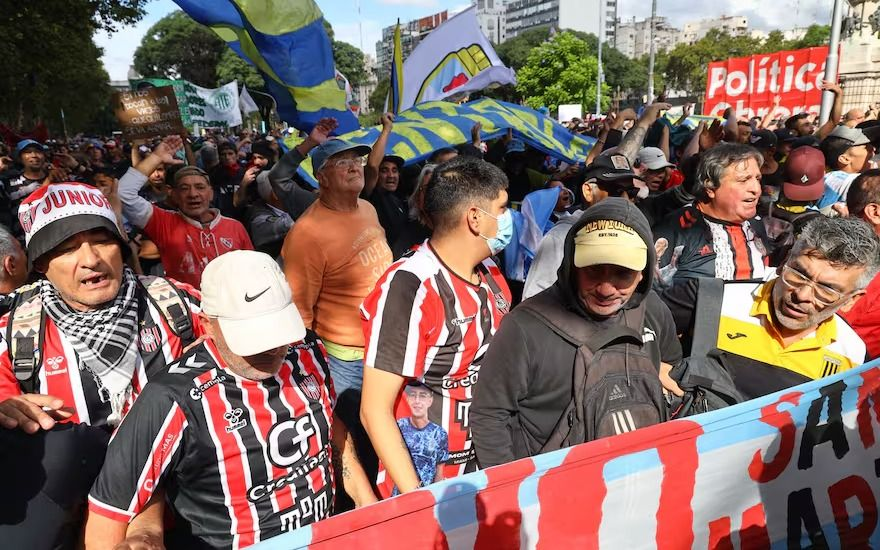¿Barras que sí y barras que no?: el Gobierno acusa a dirigentes peronistas de "solventar" la marcha