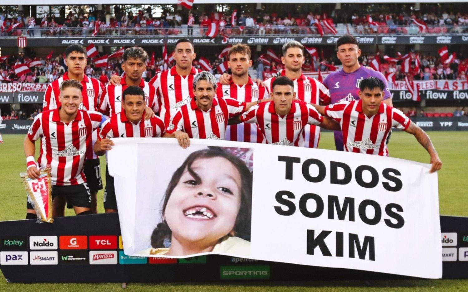 "Todos somos Kim": la bandera que desplegó Estudiantes y el capibara entre medio de Los Leales