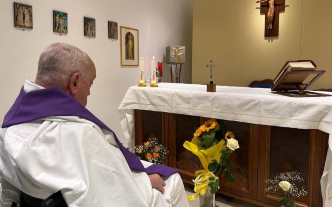 El Vaticano dio a conocer la primera foto del Papa Francisco desde el hospital