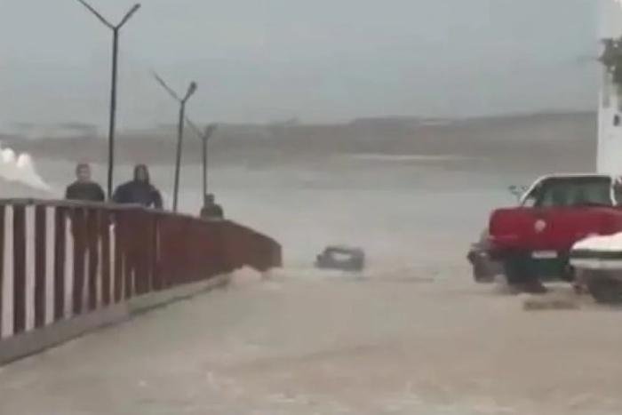 Un violento temporal anegó Las Grutas