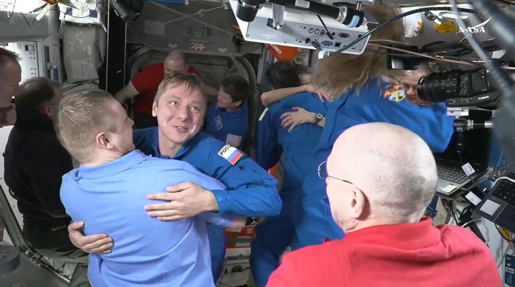 Lograron relevar a los astronautas varados