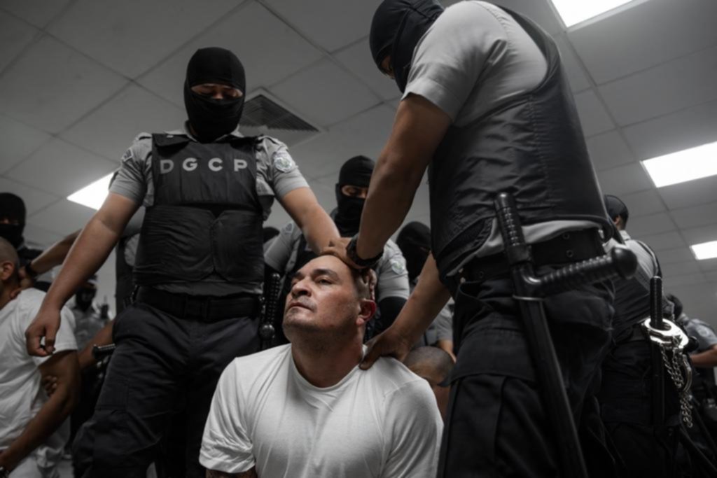 Más de 200 pandilleros venezolanos deportados por Trump a El Salvador