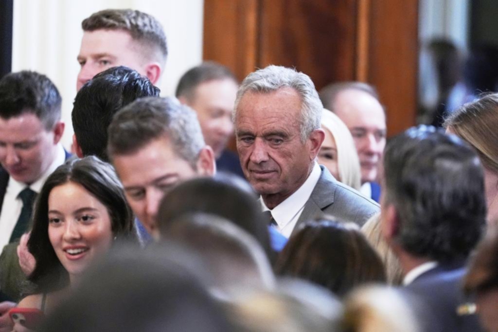 Kennedy Jr. polémico: promociona papas fritas y pone vacunas en duda