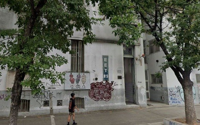 Más problemas con el inicio de las clases en La Plata: en tradicional escuela denuncian falta de aulas y docentes