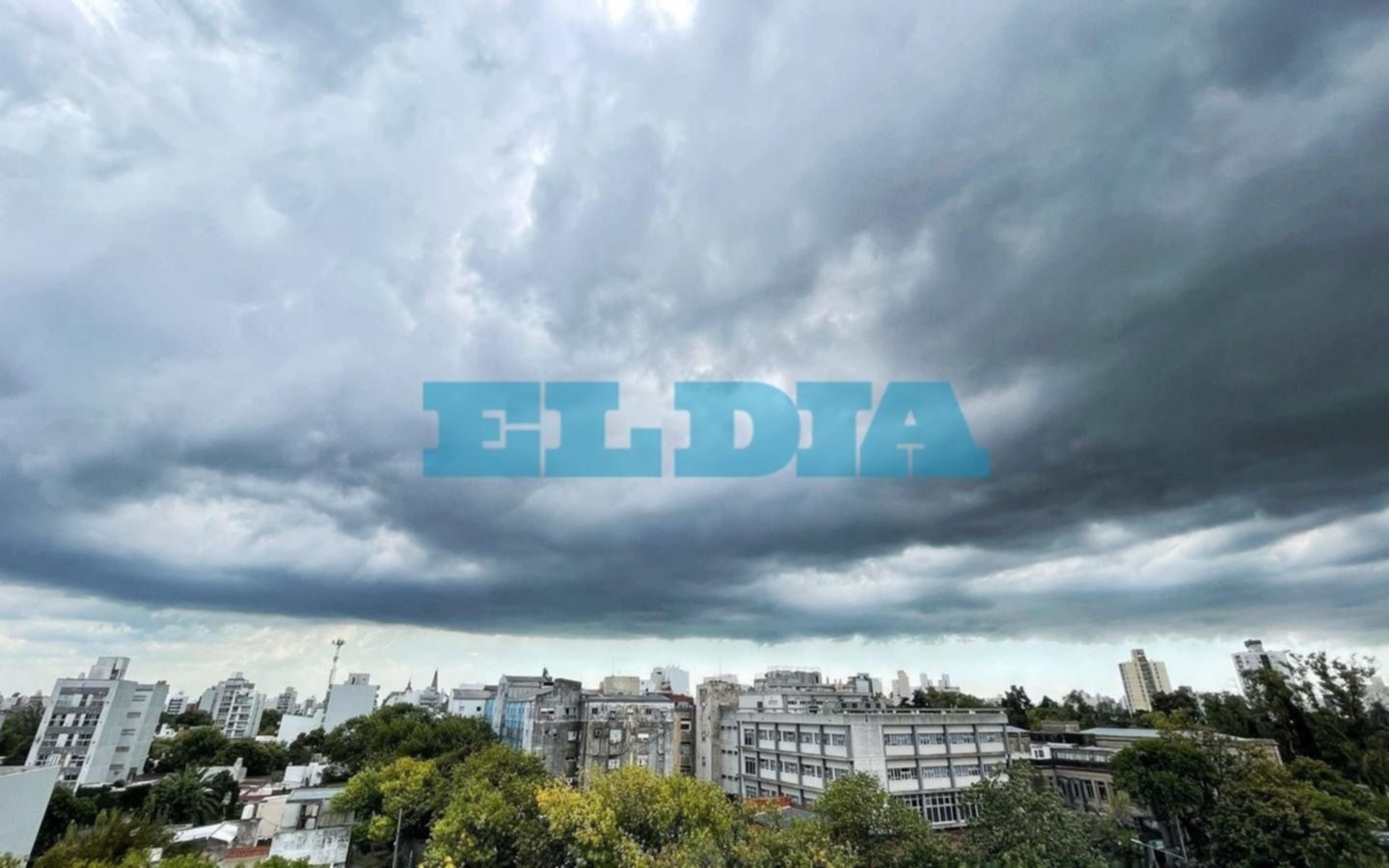 El cielo se puso negro en La Plata: la tormenta amenazó y pasó de largo