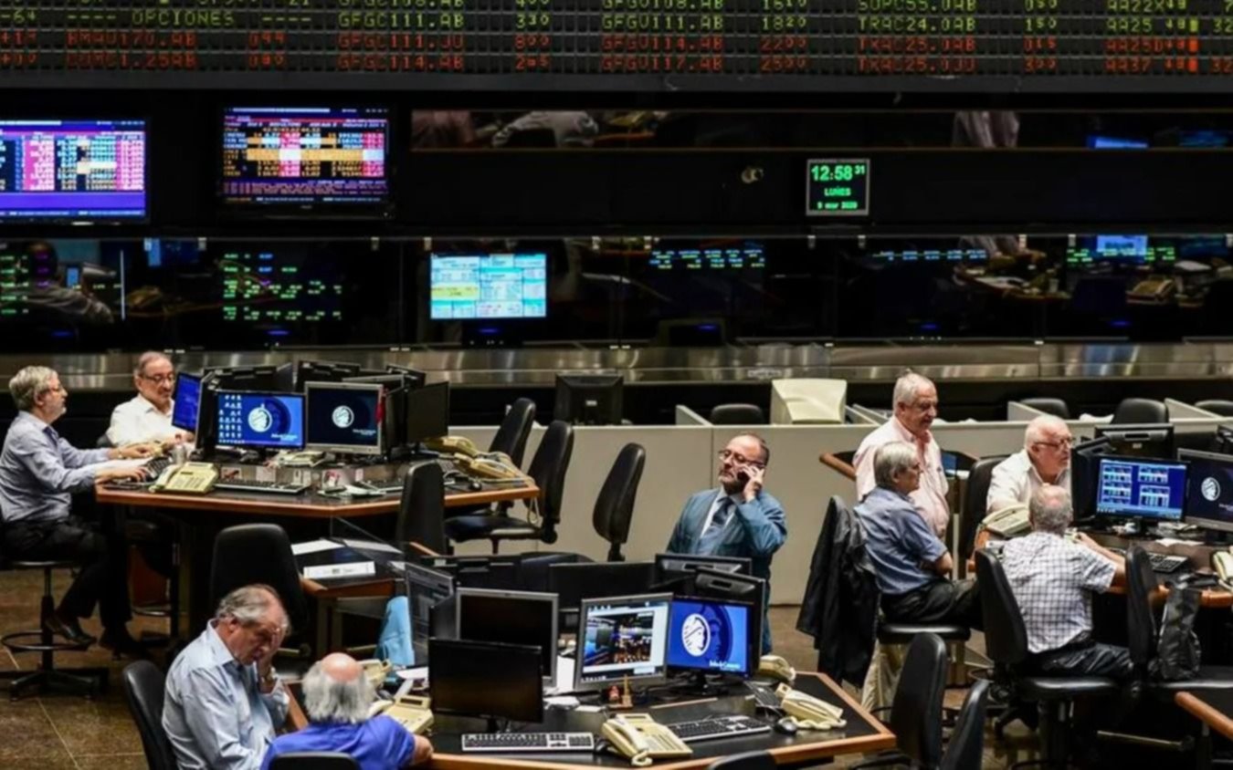 Subieron los dólares y el blue se acercó a los $1.300