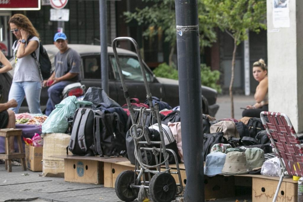 La venta ilegal cayó en el Centro pero en calles de la periferia aún ven manteros