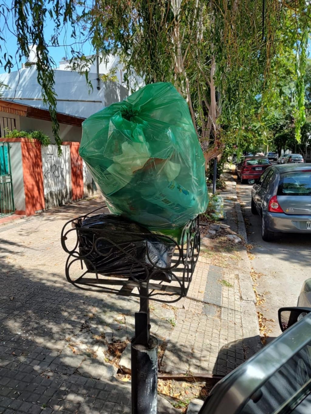 Problemas con la recolección de la bolsa verde en un barrio