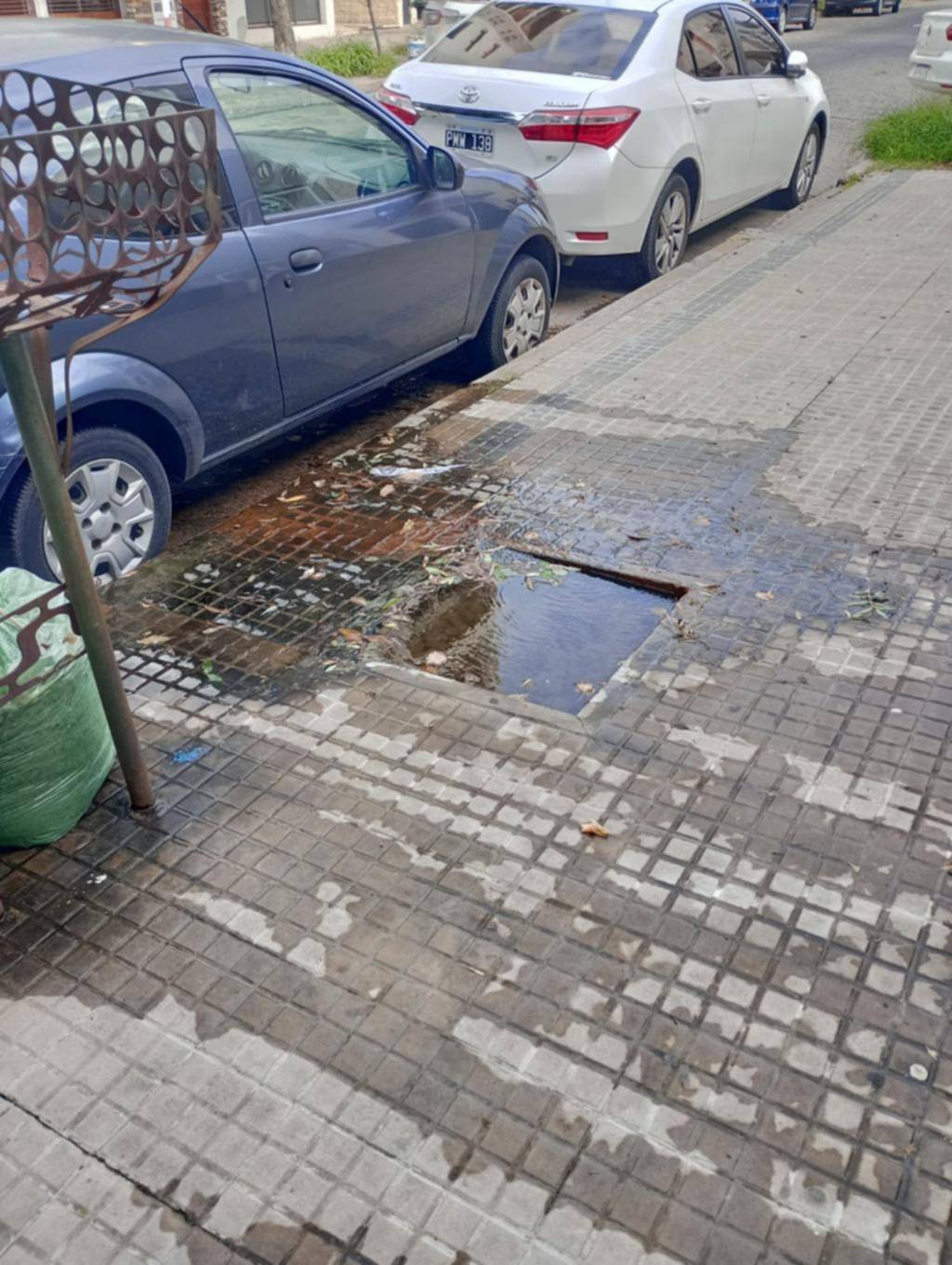 Quejas en el barrio La Loma por pérdida de agua que lleva más de un mes