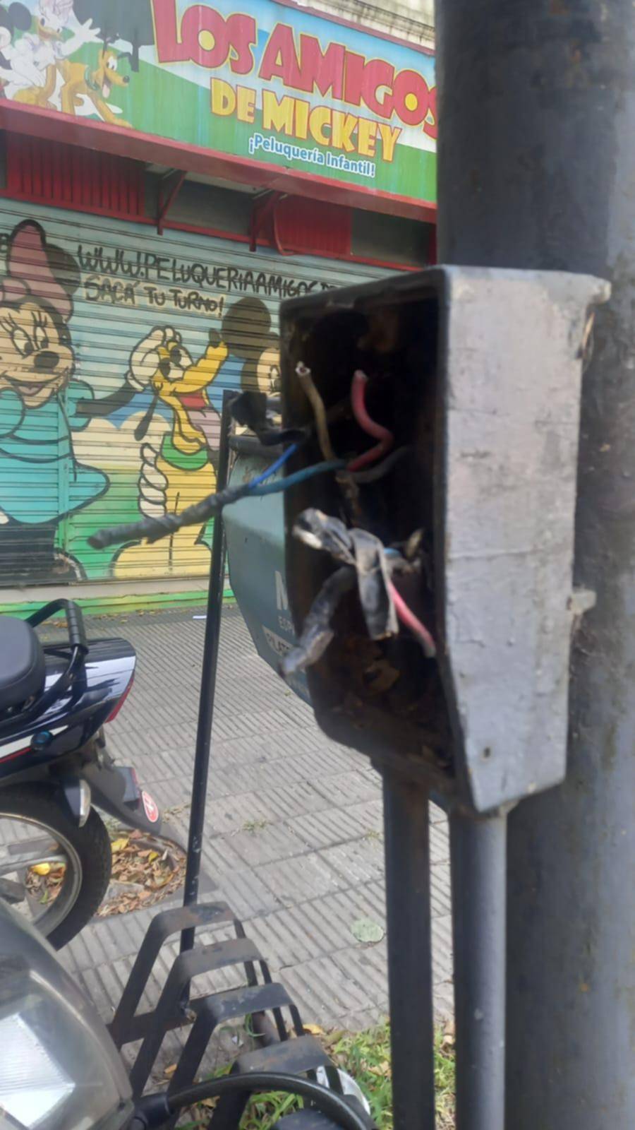 Reclamo por cables expuestos en luminarias de Plaza Paso