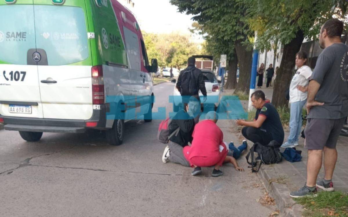 Una ciclista internada, susto y revuelo vecinal, el saldo de un choque entre una camioneta y una bici en La Plata