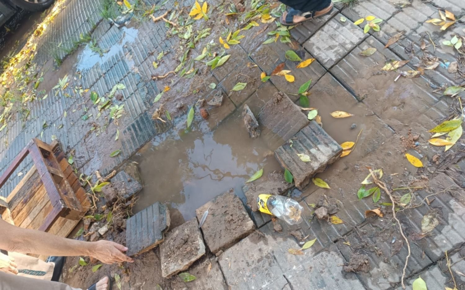 Una pérdida de agua provocó un enorme pozo a metros de Plaza Malvinas