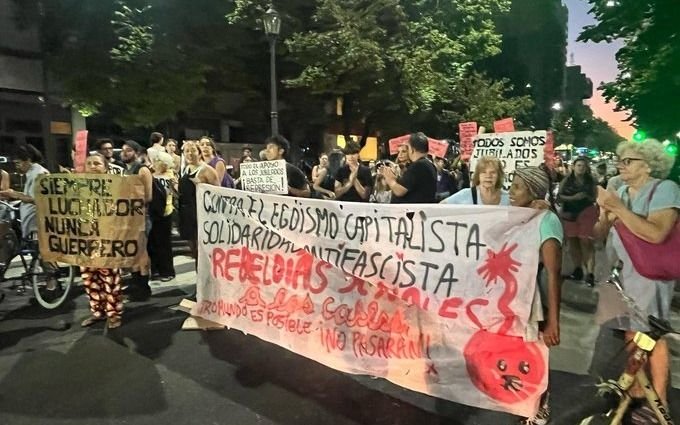 En La Plata, cortaron 7 y 50 en rechazo al DNU