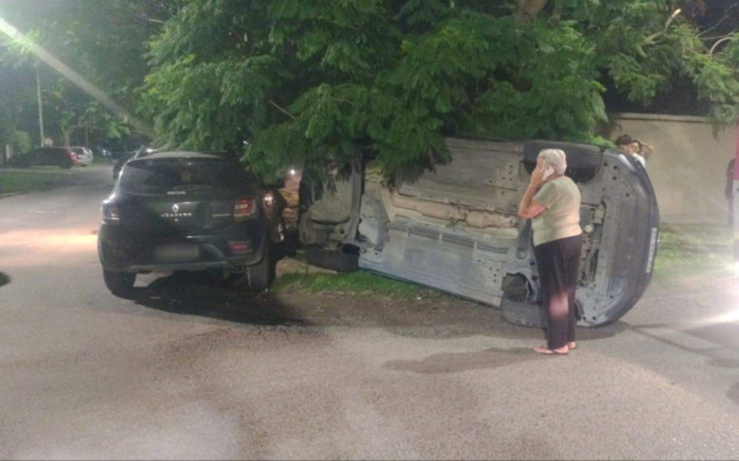 Choque y vuelco en Gonnet: hay dos heridos, uno de ellos es menor de edad